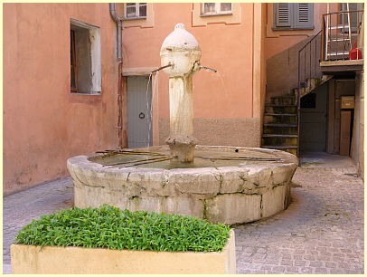 Sospel - runder Brunnen früher Tränke