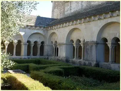 Kreuzgang mit Kirchturm Kathedrale Notre-Dame-de-Nazareth - Vaison-la-Romaine