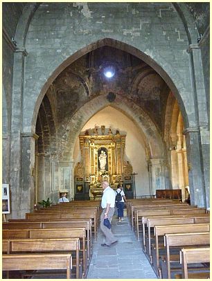 Venasque - Kirchenschiff Notre-Dame mit Altaraufsatz