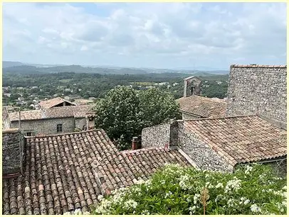 Blick auf die Dächer von Vézénobres