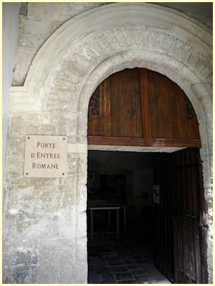 romanisches Eingangsportal Fort und Abbaye Saint André