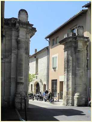 Villeneuve-lès-Avignon Porte de la Rue de République